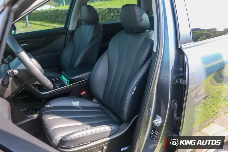 試駕車款的駕駛座具備電動調整功能，雙前座標配座椅通風。