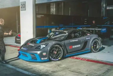 奧地利籍賽車手開上Porsche純電跑車GT4 e-Performance測試