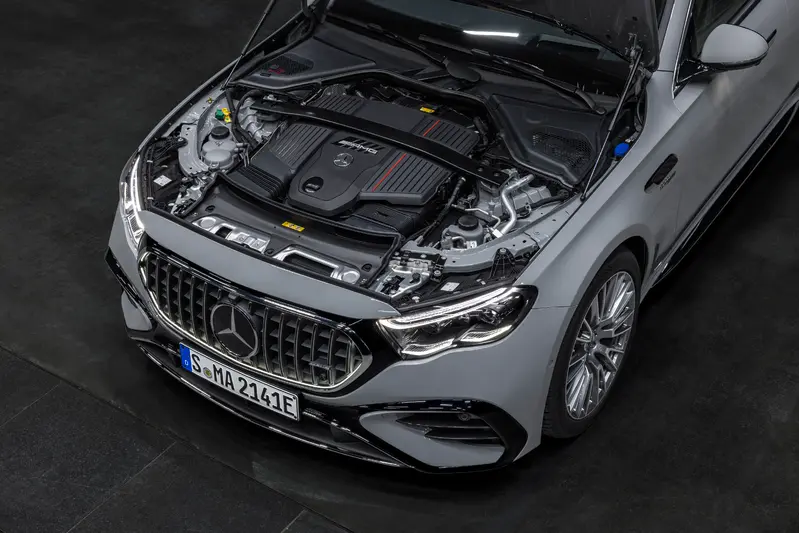 Mercedes-AMG E 53 HYBRID 4MATIC+搭載由3.0升直六渦輪引擎(代號M256)、28.6度鋰電池，與永磁同步馬達所組合成的PHEV動力系統。