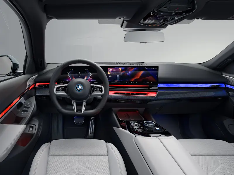 座艙內嶄新的懸浮式曲面螢幕，結合BMW Operating System 8.5、QuickSelect快捷選單、AR擴增實境導航與BMW手機數位鑰匙2.0，創造出高度數位化車室佈局，更透過BMW座艙環繞光幕、水晶中控套件、M Nappa真皮平底方向盤與Bowers & Wilkins頂級音響系統。