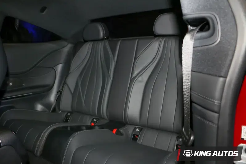 歸功於拉長至 4,850mm 的車身，甚至比 E-Class Coupé 更長了 15mm，且座椅高度和椅背角度皆可透過電動調整，提升了座艙內腿部和頭部空間的舒適感