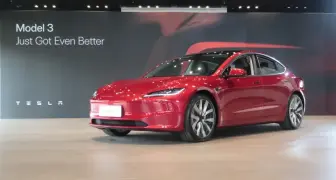 實車直擊｜《Tesla Model 3 煥新版》新增氣氛燈 後座螢幕 雙前座通風等配備 169.99萬元起