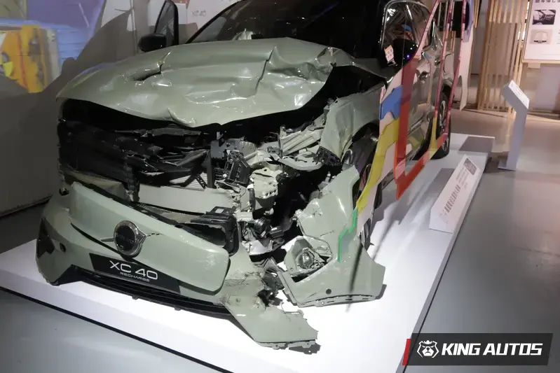 現場首度展出一台因嚴重事故報廢的電動車XC40 Recharge 來解答消費者在電動車安全上的疑慮。