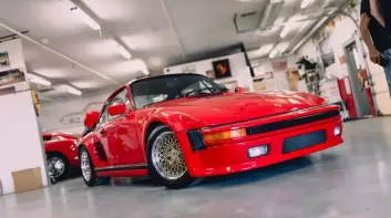 這台老Porsche 911 Turbo擁有稀有的彈跳車燈