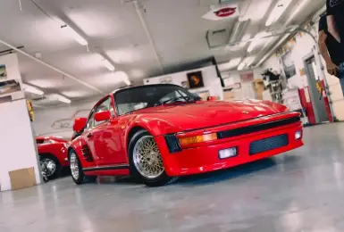 這台老Porsche 911 Turbo擁有稀有的彈跳車燈