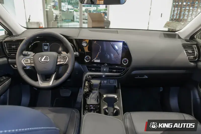 新年式NX200動力車款的中控台配置沒做更動。全車系中控台部位增加內部消音結構的隔音層密度，追加了大量密封材料，提升了座艙整體吸音隔音性能。