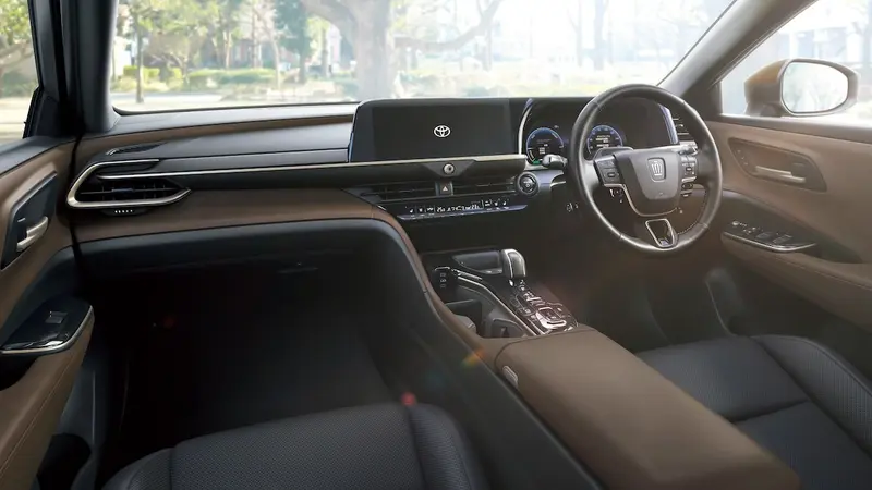 日規新年式Toyota Crown Crossover車內的車門飾板、儀表板和中央鞍座等處增加軟質塑膠，改用鋼琴烤漆飾版，高階車款提供Black/Saddle Tan雙色內裝。