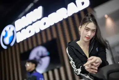泰國曼谷國際車展 Chananchida Thiraworachaya 來到「BMW」攤位看看這位黑長直美女