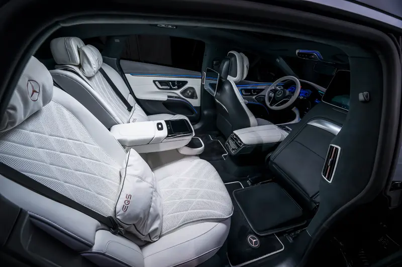 Rear Comfort Package Plus選配套件，可讓副駕駛座往前收折，為總裁座帶來更寬裕的腿部空間。B柱上的冷氣出風口，新年式更新後多了鍍鉻外框修飾。