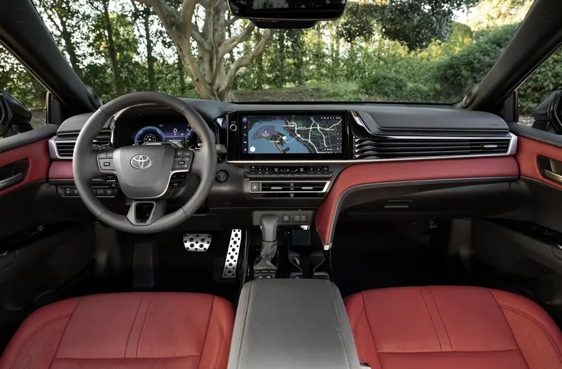 高階車的車內中控台布局採雙12.3吋數位儀表與中控螢幕