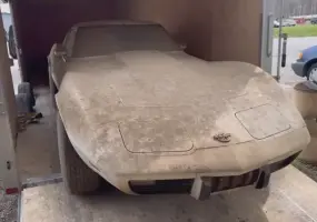 來看看這台Chevrolet C3 Corvette的療癒洗車過程