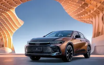 新年式《Toyota Crown》入門凍漲 新增多項配備 渦輪車款新增後軸轉向 漲3萬元