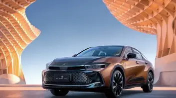 新年式《Toyota Crown》入門凍漲 新增多項配備 渦輪車款新增後軸轉向 漲3萬元