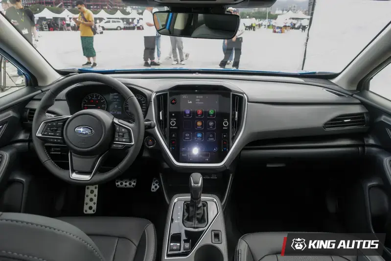 Crosstrek GT Edition車內鋪陳與一般車款相同，中控螢幕為11.6吋，車機系統支援無線Android Auto及Apple CarPlay。