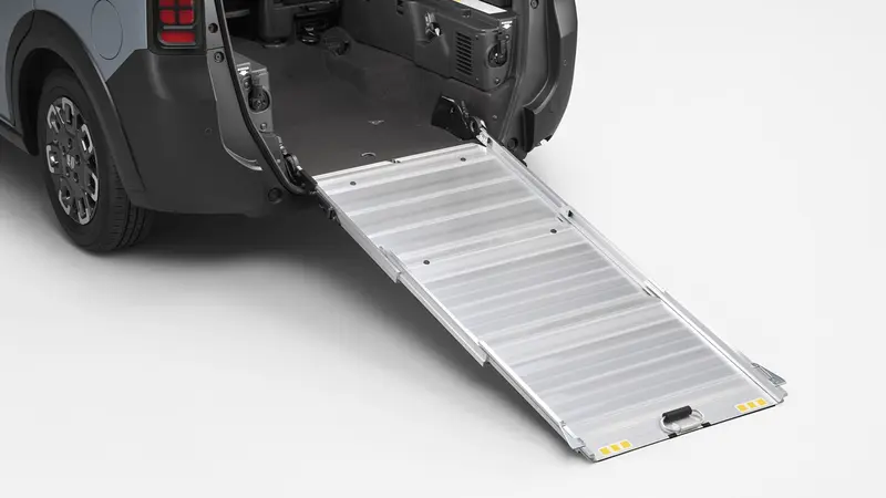日本市場上，新世代Honda Freed提供便於輪椅上下車的收納式底板，作為經銷商選配。