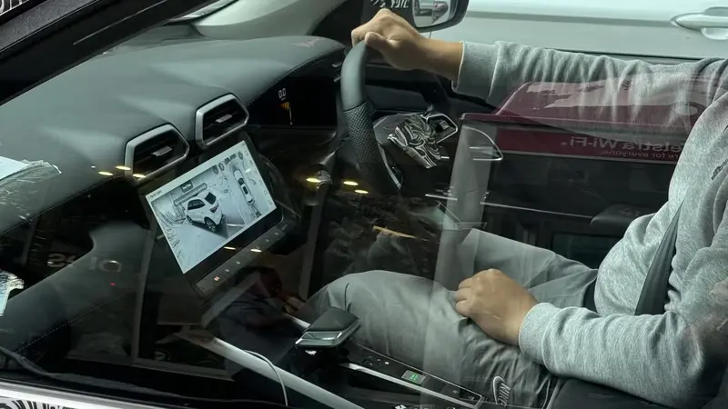 新世代MG ZS偽裝測試車。中控台上的螢幕與冷氣出風口，外形神似Lamborghini Urus Performante。中央鞍座扶手上的排檔桿，造型神似奧迪A7。圖片來源：