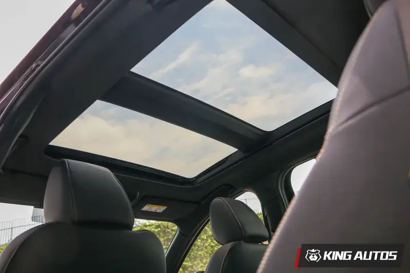 全景天窗，讓陽光能灑進車艙內。