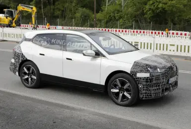 小改款《BMW iX》動力有望提升 日行燈造型與Vision Neue Klasse X概念車極為相似