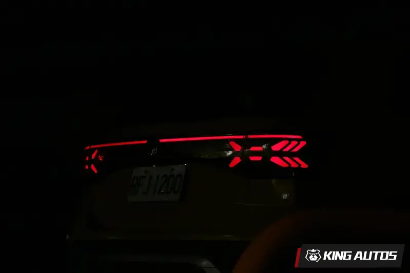 中階車款以上標配X樣式3D尾燈，以及橫貫式LED燈條。看起來沒有橫貫，那是因為中間的廠徽無法發光QQ