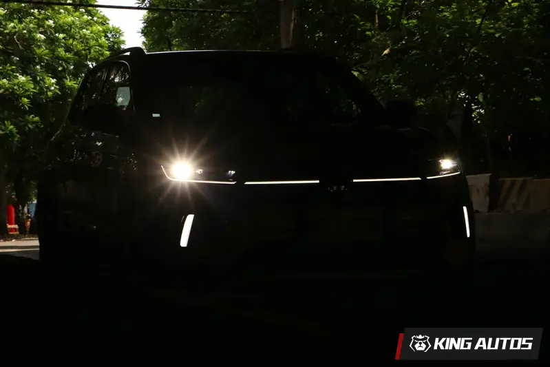 中階車款以上車頭多了LED燈條，在夜間辨識度極高。