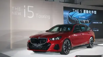 純電旅行車《BMW i5 Touring》雙車型 339萬元起 第三季交車｜i5轎車加10萬元 升級迷人翹臀｜