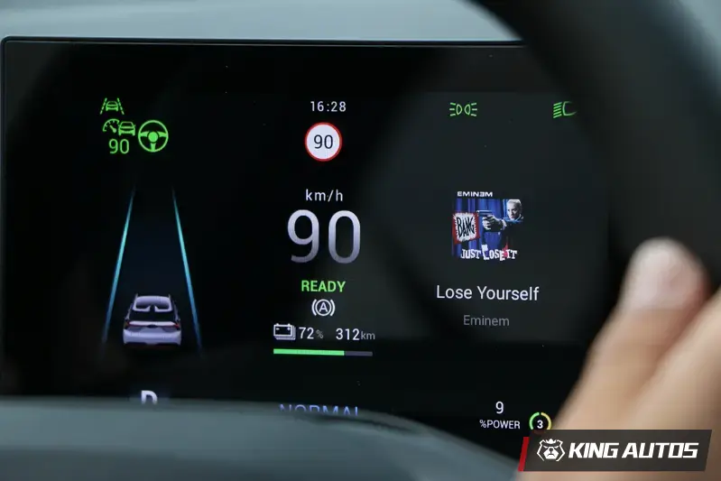 數位儀表分為三區塊，左邊顯示行車安全輔助系統資訊，中間為當下車速、電池電量，以及剩餘的續航里程，右邊則顯示娛樂相關資訊。