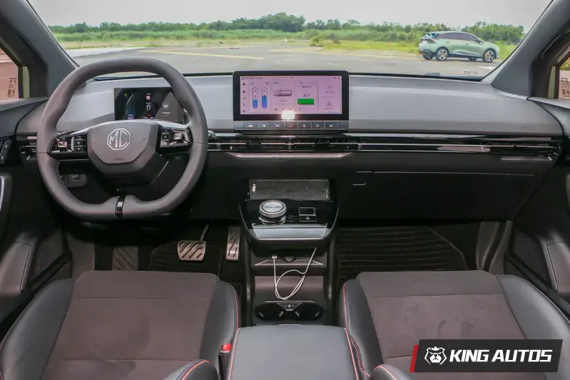 全車系標配10.25吋懸浮式中控螢幕，以及偏向正方形，但尺碼為公布的數位儀表。金屬踏板是Xpower車款專屬的配置。