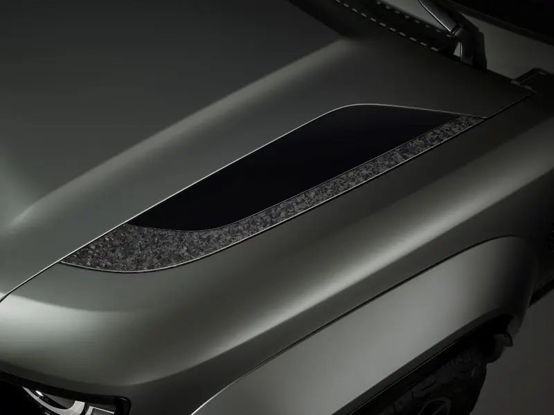 首發年式限定生產的 Defender OCTA Edition One 配備專屬 Faroe Green 法羅群島綠車色與切削碳纖維飾件。
