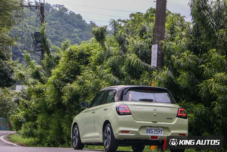 新世代車款採用的外雙C造型的車尾燈，辨識度相當高。C柱改用黑色後，讓車身顏色更上下分明。車尾多了側導流板，讓車輛外型更符合空氣力學。