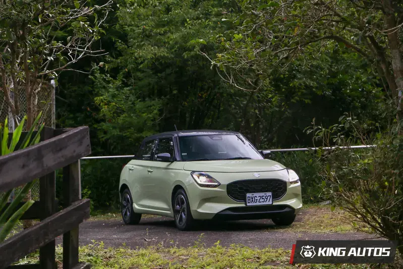 本次試駕車款為新世代Suzuki Swift，車色為首次登場的黃色。黃車色只提供單一銀色車頂選項。