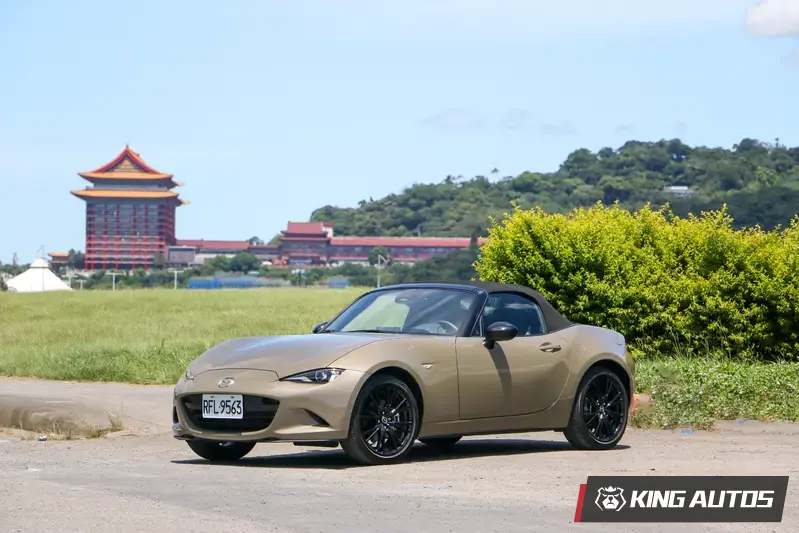 本次試駕車款為2024年式二次小改款Mazda MX-5 RS，車色為鋯石棕，建議售價150萬元起。