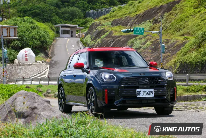 本次試駕車款為新世代JCW Countryman ALL4，在台建議售價246萬元起。引擎蓋上的紅色拉花為選配。