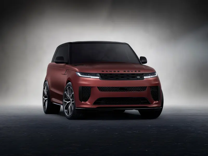 Range Rover 宣布延續其高性能 SUV 旗艦產品，正式公開亮相全新 Range Rover Sport SV Edition Two，台灣將限量導入 40 席配額，建議預售價新台幣 730 萬元起。