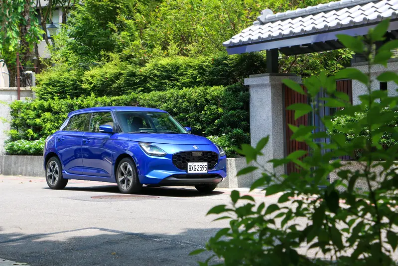 ▲SUZUKI新世代ALL NEW SWIFT，延續靈活小巧車身設計，配備與時俱進，首次導入LV.2半自動輔助駕駛，與電熱椅等實用配備。建議售價僅微調1萬元，在這萬物皆漲的當下顯得十分難得且超值。是日系進口小車首選。