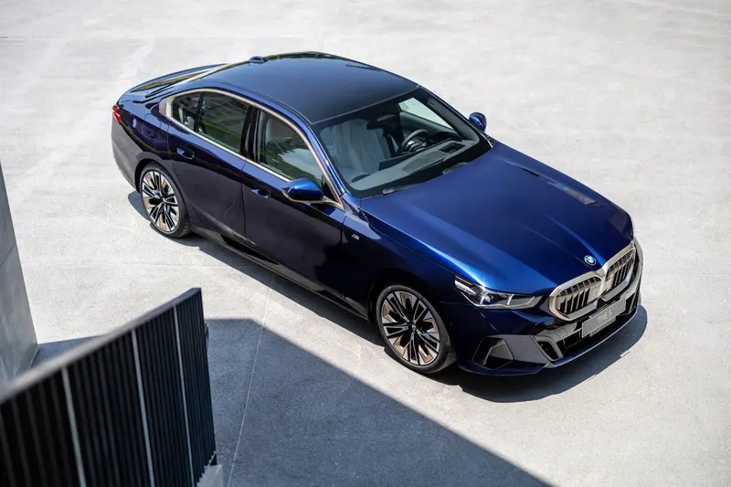 BMW 530i M Sport，於今(19)日正式展開線上預售，預售參考價為新台幣336萬元。圖片中車款選配「Bronze Package 豪華耀動套件」。