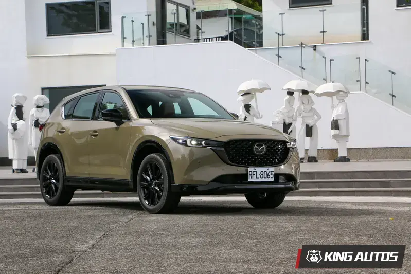 Mazda CX-5 25T Retro Sports Edition在曜黑套件的妝點下，顯得更低調內斂。