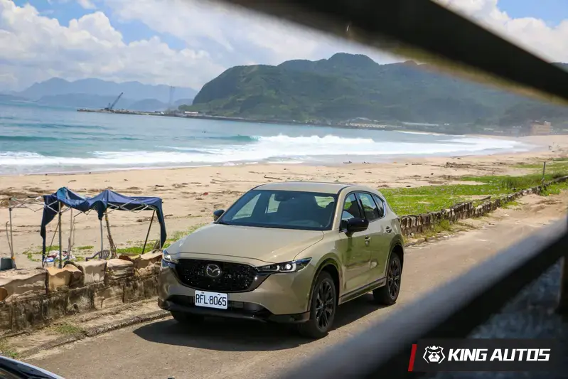 本次試駕車款為25年式Mazda CX-5 25T Retro Sports Edition，外觀新增曜黑套件，標配Hands-free感應式電動尾門，建議售價129.9萬元起。