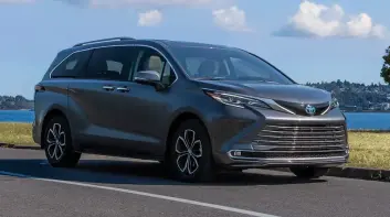美規25年式《Toyota Sienna》新增後排冰箱與吸塵器 導入全球首創後排提醒功能