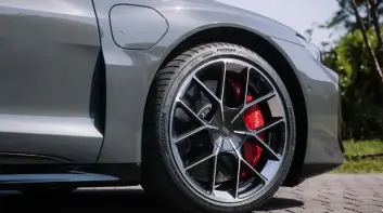 日本普利司通專為全新《Audi e-tron GT》 打造超高性能 POTENZA SPORT A 輪胎