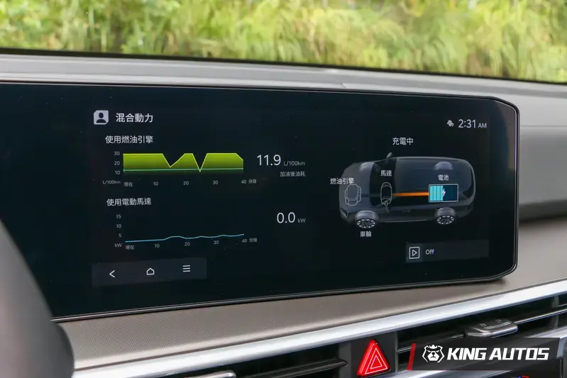 12.3吋中控螢幕上可以隨時監看混動力的能量流動狀況。它稍稍往駕駛座彎曲，使用起來相當方便。