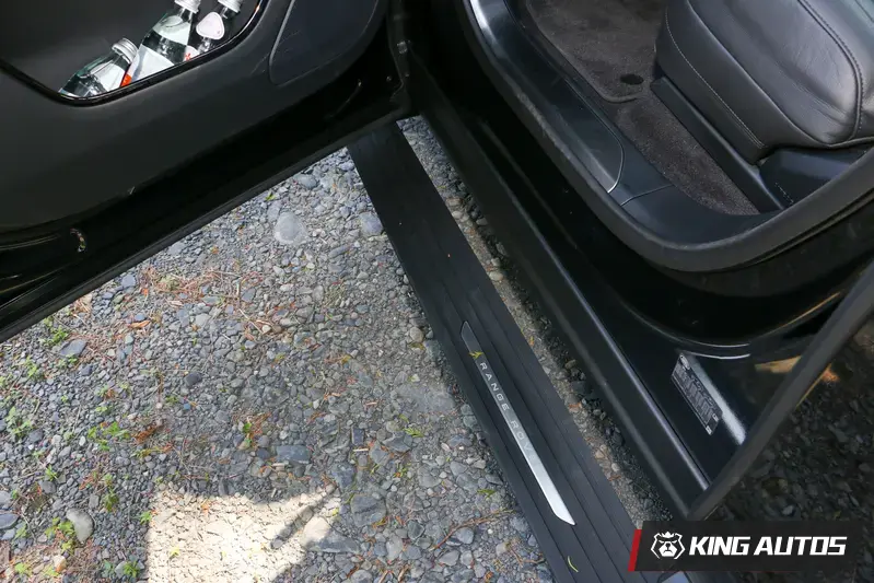 電動車側踏板表層有防滑材質，雨天也能更安全的上下車。耐重方面，本人快100公斤，使用起來沒問題。