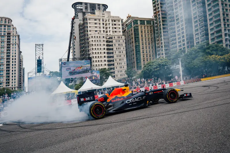 角田裕毅以其敏捷反應和激進駕駛風格聞名 F1 賽場，在 Red Bull Showrun 展現出色的技術。圖片來源：Red Bull，以下同