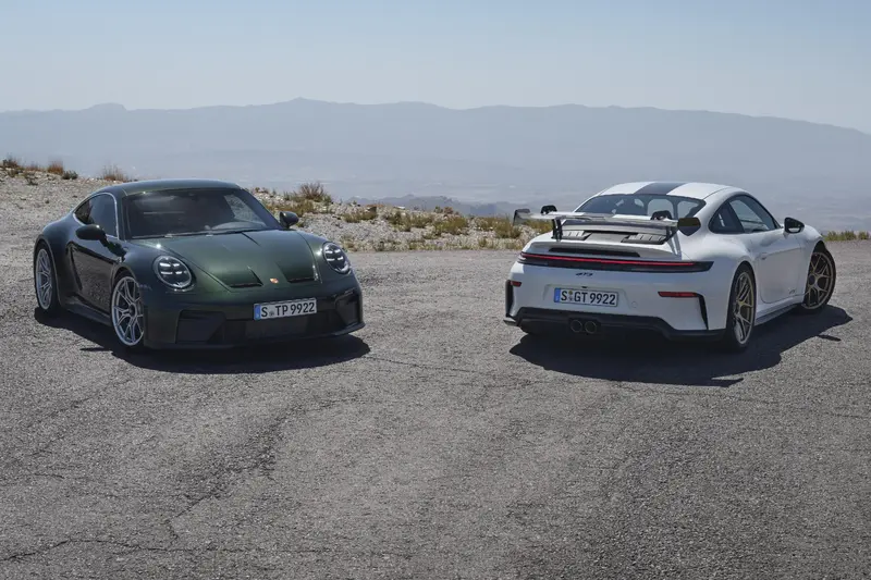 911 GT3 with Touring Package(左)、911 GT3 with Weissach Package