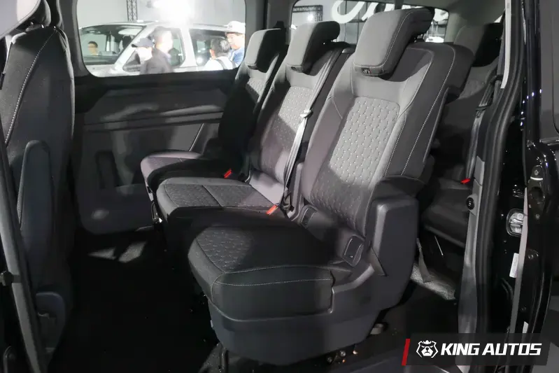 Kombi Limited 八座車款，採2+3+3布局，座椅下方沒有滑軌。