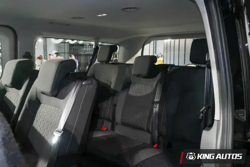 Kombi Limited 八座車款，採2+3+3布局，座椅下方沒有滑軌。