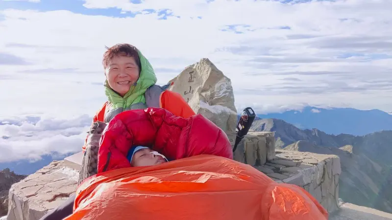 小比媽媽不畏挑戰，陪伴小比踏上台灣最高峰