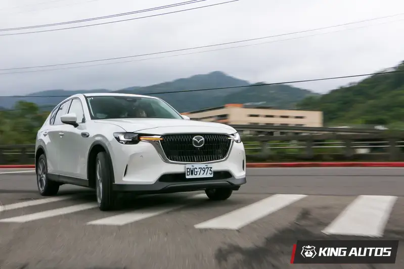 CX-60車長4米7、軸距2870mm均較CX-5略大。縱置引擎的設定，讓它轉向角度更大，迴轉半徑僅5.4m。