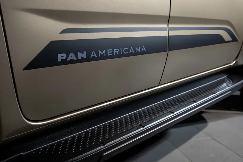 左右門板上的大型「PAN AMERICANA」黑色車貼則象徵其獨有的越野性能 DNA