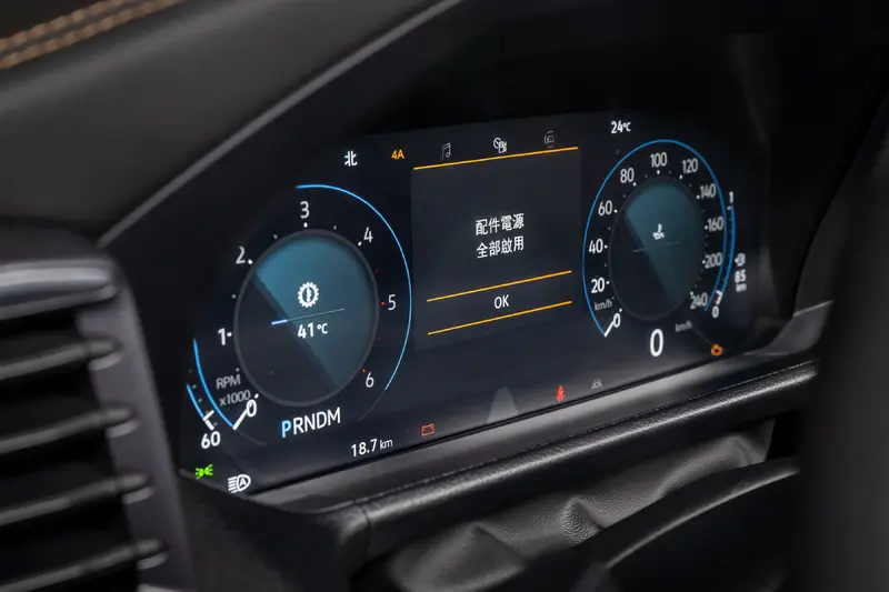 12.3 吋 Digital Cockpit 全邏輯數位化儀表，提供駕駛包括：里程電腦、電話、音響、駕駛輔助系統、越野狀態、動態行車模式等豐富多元的行車即時資訊，輕易判讀的圖像式設計也讓駕駛能夠輕鬆地隨時掌握車輛狀況。