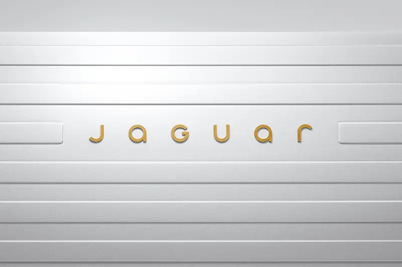 Jaguar 全新品牌商標透過現代主義將大、小寫字符交互排列，傳達原創、充滿想像力且充滿藝術感的全新品牌意象。